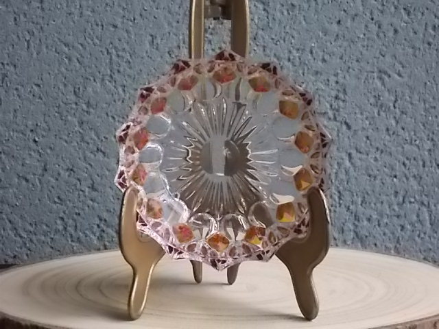 Coupelle en cristal translucide et teinté Ambre. Forme ronde à haut bord. Décors alterné de losange ambré, fond fleur.
