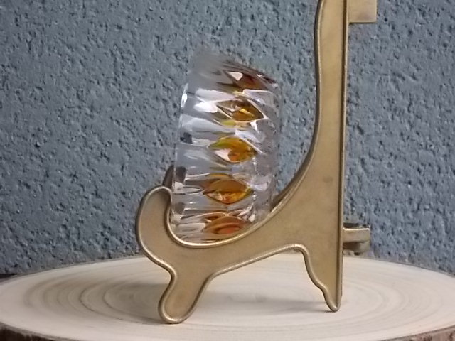 Coupelle en cristal translucide et teinté Ambre. Forme ronde à haut bord. Décors alterné de losange ambré, fond fleur.