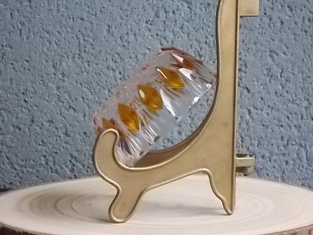 Coupelle en cristal translucide et teinté Ambre. Forme ronde à haut bord. Décors alterné de losange ambré, fond fleur.