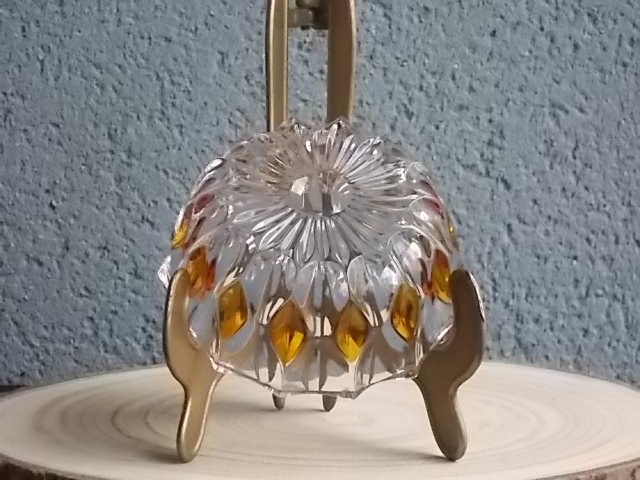 Coupelle en cristal translucide et teinté Ambre. Forme ronde à haut bord. Décors alterné de losange ambré, fond fleur.
