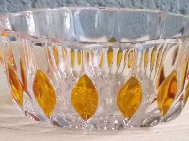 Coupelle en cristal translucide et teinté Ambre. Forme ronde à haut bord. Décors alterné de losange ambré, fond fleur.