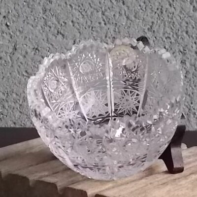 Coupelle en cristal taillé à motif d' "Etoile" et bordure crantée. De la verrerie Bohémia Czech Républic