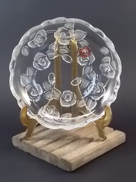 Coupelle "Georgina" en Cristal moulé. Motif de Roses en relief, surface dépoli. Forme ronde à bordure festonnée. De Walther Glas. Made in Germany