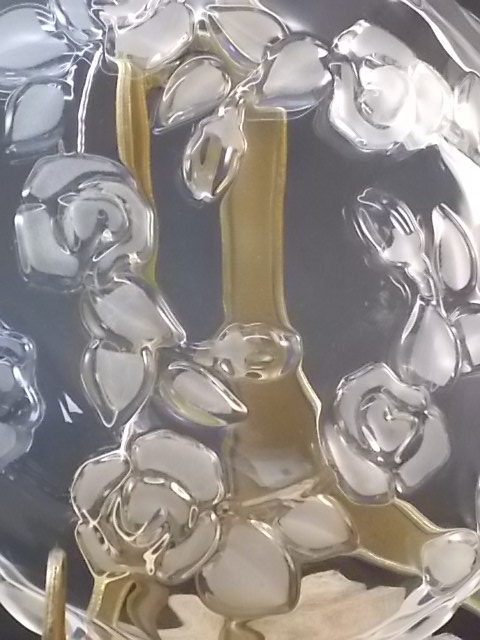 Coupelle "Georgina" en Cristal moulé. Motif de Roses en relief, surface dépoli. Forme ronde à bordure festonnée. De Walther Glas. Made in Germany