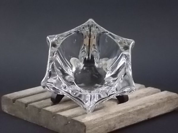 Coupelle "Hexagonale" incurvé formant des pointes. En Cristal de Daum France