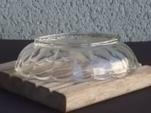 Coupelle Ovale en verre épais moulé pressé. Décors de Godrons, bordure festonnée et fond Soleil. De la Verrerie VHF.