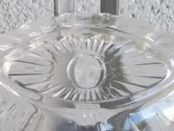 Coupelle Ovale en verre épais moulé pressé. Décors de Godrons, bordure festonnée et fond Soleil. De la Verrerie VHF.