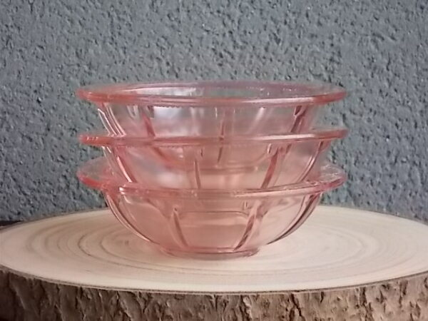 Coupelle en verre teinté Rose Saumoné, moulé pressé. Bol à rebord perlé plat avec effet piliers de soutient. Base fond cercles entrelacés perlés.