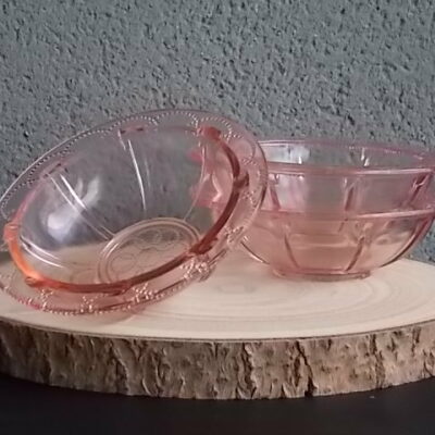 Coupelle en verre teinté Rose Saumoné, moulé pressé. Bol à rebord perlé plat avec effet piliers de soutient. Base fond cercles entrelacés perlés.