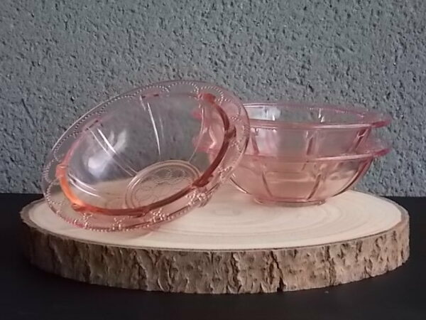 Coupelle en verre teinté Rose Saumoné, moulé pressé. Bol à rebord perlé plat avec effet piliers de soutient. Base fond cercles entrelacés perlés.