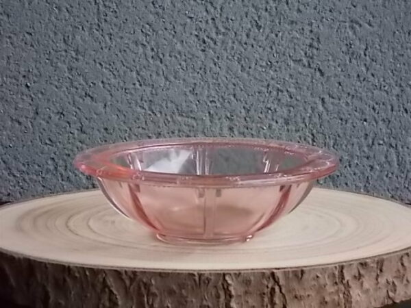Coupelle en verre teinté Rose Saumoné, moulé pressé. Bol à rebord perlé plat avec effet piliers de soutient. Base fond cercles entrelacés perlés.