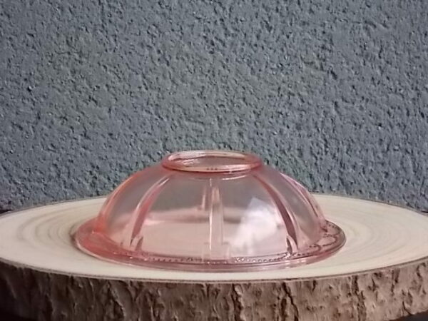 Coupelle en verre teinté Rose Saumoné, moulé pressé. Bol à rebord perlé plat avec effet piliers de soutient. Base fond cercles entrelacés perlés.