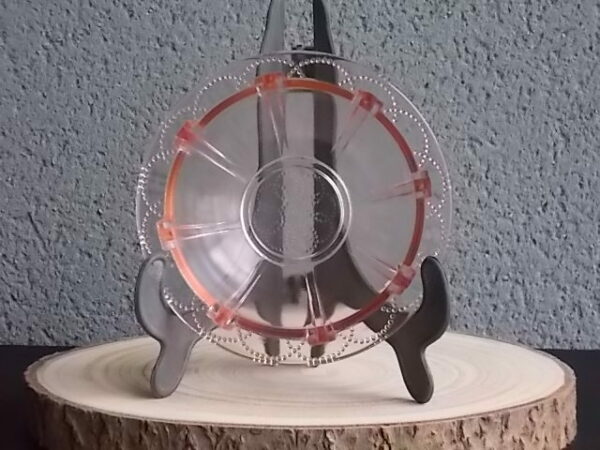 Coupelle en verre teinté Rose Saumoné, moulé pressé. Bol à rebord perlé plat avec effet piliers de soutient. Base fond cercles entrelacés perlés.