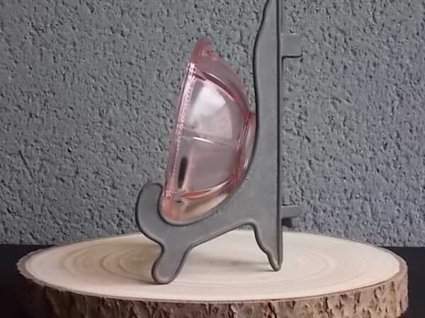 Coupelle en verre teinté Rose Saumoné, moulé pressé. Bol à rebord perlé plat avec effet piliers de soutient. Base fond cercles entrelacés perlés.