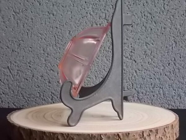 Coupelle en verre teinté Rose Saumoné, moulé pressé. Bol à rebord perlé plat avec effet piliers de soutient. Base fond cercles entrelacés perlés.