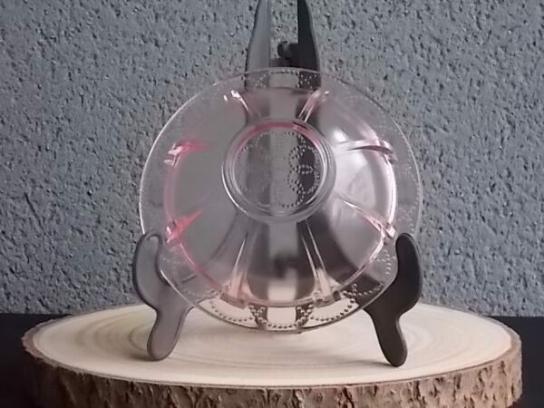 Coupelle en verre teinté Rose Saumoné, moulé pressé. Bol à rebord perlé plat avec effet piliers de soutient. Base fond cercles entrelacés perlés.