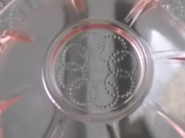 Coupelle en verre teinté Rose Saumoné, moulé pressé. Bol à rebord perlé plat avec effet piliers de soutient. Base fond cercles entrelacés perlés.
