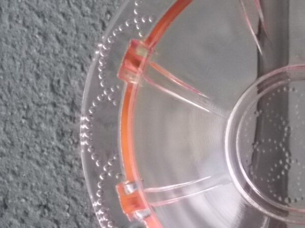 Coupelle en verre teinté Rose Saumoné, moulé pressé. Bol à rebord perlé plat avec effet piliers de soutient. Base fond cercles entrelacés perlés.