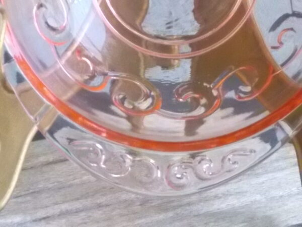Coupelle à Oreille "Vague" en verre teinté Rose moulé pressé. Motif de frise en relief et en creux. Made in Deutschland