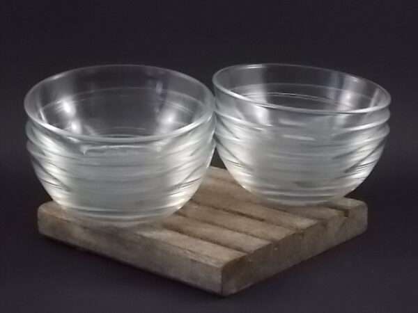 Coupelle de table "Gigogne", en verre trempé translucide. Forme bol, décors de deux double nervures. De la marque Duralex