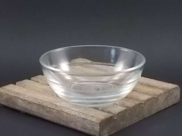 Coupelle de table "Gigogne", en verre trempé translucide. Forme bol, décors de deux double nervures. De la marque Duralex