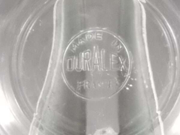 Coupelle de table "Gigogne", en verre trempé translucide. Forme bol, décors de deux double nervures. De la marque Duralex