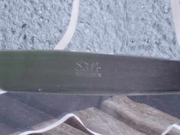 Couteaux de table à manche en acétate Ecru. Lame encastrée en Inox. De S.A.F.R Apollonox.
