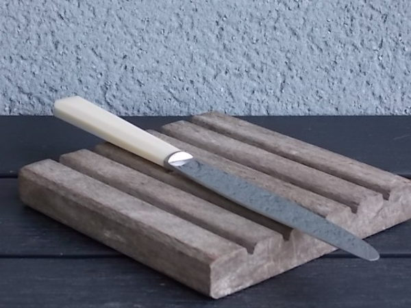 Couteaux de table à manche en acétate Ecru. Lame encastrée en Inox. De S.A.F.R Apollonox.
