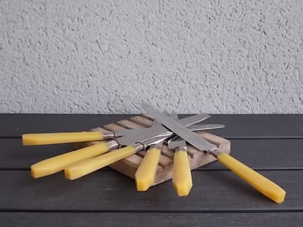 Couteaux de table à manche en Résine Beige imitation Corne et lame inoxydable. De La Lampe