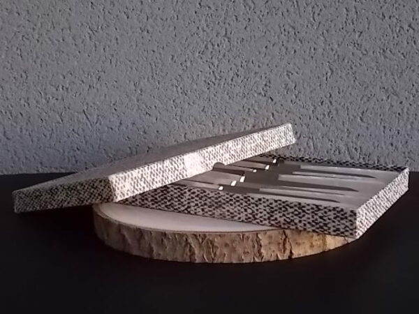 Couteaux de table à manche en résine Blanche à effet nacré et lame Inox. Face et pointe biseauté. De Labelle Bergère