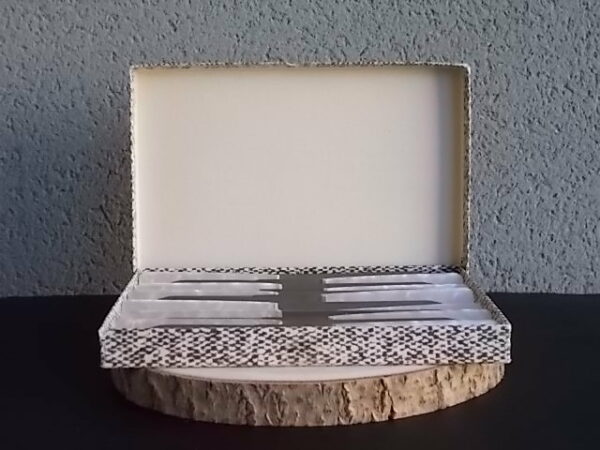Couteaux de table à manche en résine Blanche à effet nacré et lame Inox. Face et pointe biseauté. De Labelle Bergère