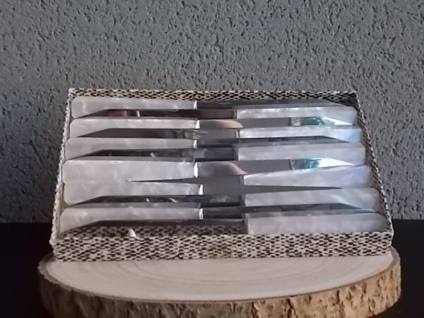 Couteaux de table à manche en résine Blanche à effet nacré et lame Inox. Face et pointe biseauté. De Labelle Bergère