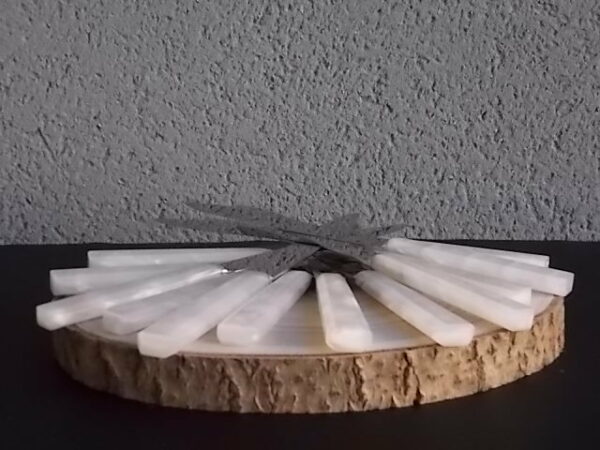 Couteaux de table à manche en résine Blanche à effet nacré et lame Inox. Face et pointe biseauté. De Labelle Bergère
