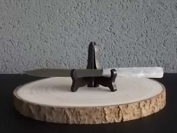 Couteaux de table à manche en résine Blanche à effet nacré et lame Inox. Face et pointe biseauté. De Labelle Bergère