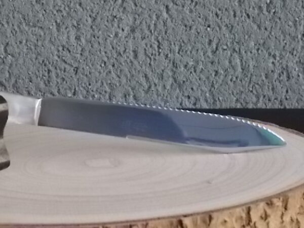 Couteaux de table à manche en résine Blanche à effet nacré et lame Inox. Face et pointe biseauté. De Labelle Bergère