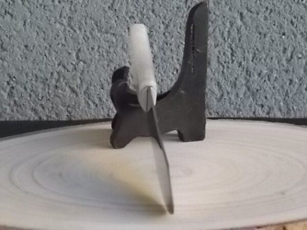 Couteaux de table à manche en résine Blanche à effet nacré et lame Inox. Face et pointe biseauté. De Labelle Bergère