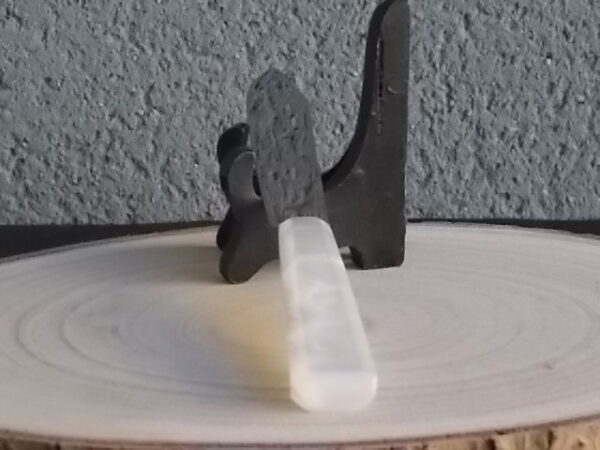 Couteaux de table à manche en résine Blanche à effet nacré et lame Inox. Face et pointe biseauté. De Labelle Bergère