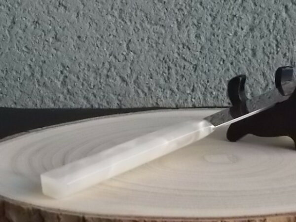 Couteaux de table à manche en résine Blanche à effet nacré et lame Inox. Face et pointe biseauté. De Labelle Bergère