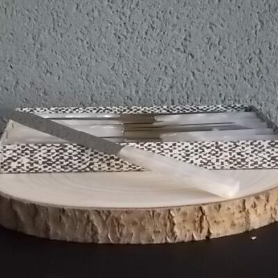 Couteaux de table à manche en résine Blanche à effet nacré et lame Inox. Face et pointe biseauté. De Labelle Bergère