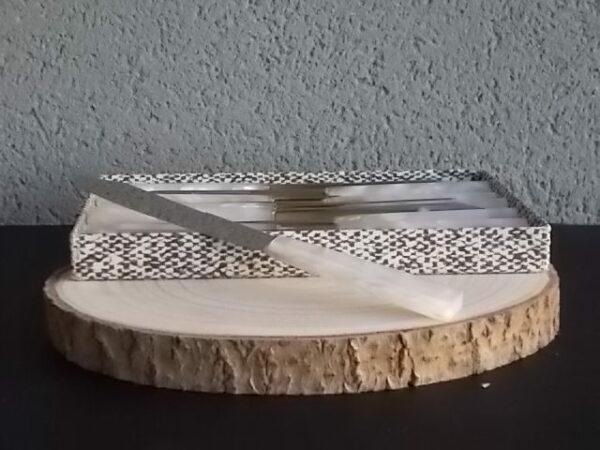 Couteaux de table à manche en résine Blanche à effet nacré et lame Inox. Face et pointe biseauté. De Labelle Bergère