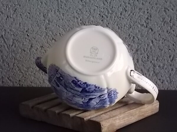 Motif de Paysage Bleu et frise florale. De la manufacture Villeroy & Boch Mettlach Saar. Made in Germany.