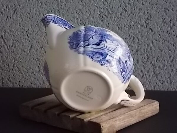 Motif de Paysage Bleu et frise florale. De la manufacture Villeroy & Boch Mettlach Saar. Made in Germany.