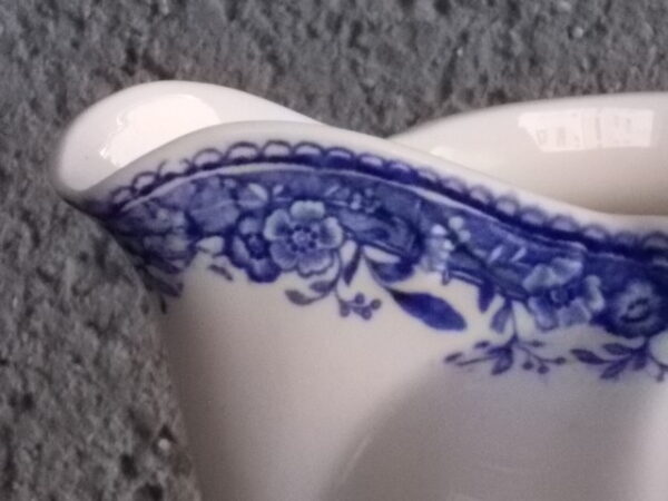 Motif de Paysage Bleu et frise florale. De la manufacture Villeroy & Boch Mettlach Saar. Made in Germany.