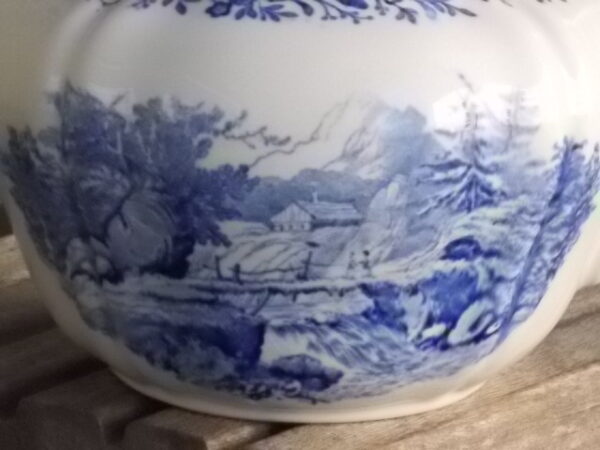 Motif de Paysage Bleu et frise florale. De la manufacture Villeroy & Boch Mettlach Saar. Made in Germany.