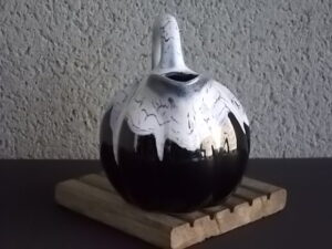 Cruche "Melon" en céramique de Grès fin vernissée. Fond Noir flammé marbré Blanc et Bleu. De la maison Alpho