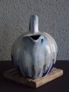 Cruche "Melon N°199" en céramique de Grès fin vernissée. Fond Bleu Cobalt flammé marbré Bleu ciel et Beige. De la maison Alpho