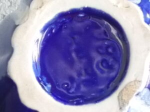 Cruche "Melon N°199" en céramique de Grès fin vernissée. Fond Bleu Cobalt flammé marbré Bleu ciel et Beige. De la maison Alpho