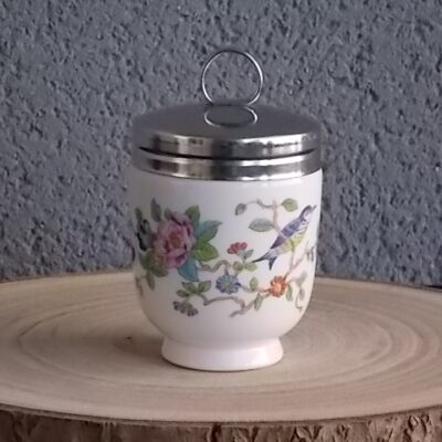 Cuit Œuf, en porcelaine Blanche. Décors peint à la main de Motif d'Oiseaux et branches floral. Modèle "Pembroke". De la maison John Aynsley & Sons. Made in England