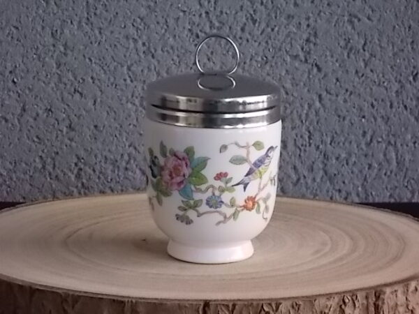 Cuit Œuf, en porcelaine Blanche. Décors peint à la main de Motif d'Oiseaux et branches floral. Modèle "Pembroke". De la maison John Aynsley & Sons. Made in England