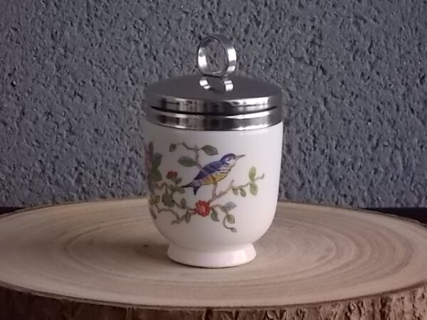Cuit Œuf, en porcelaine Blanche. Décors peint à la main de Motif d'Oiseaux et branches floral. Modèle "Pembroke". De la maison John Aynsley & Sons. Made in England